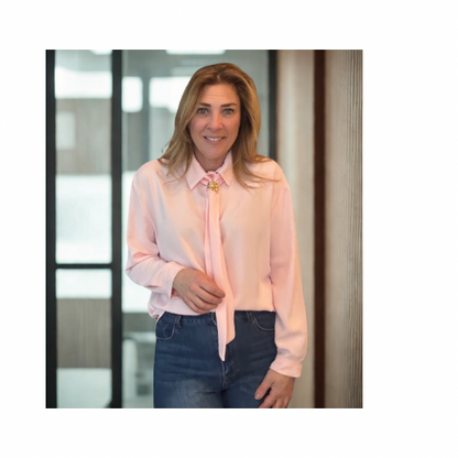 Soepele lange blouse met bedekte knopen en losse stropdas van Marijke Mode