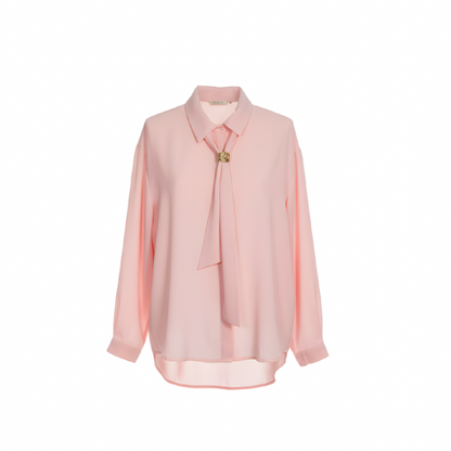 Soepele lange blouse met bedekte knopen en losse stropdas van Marijke Mode