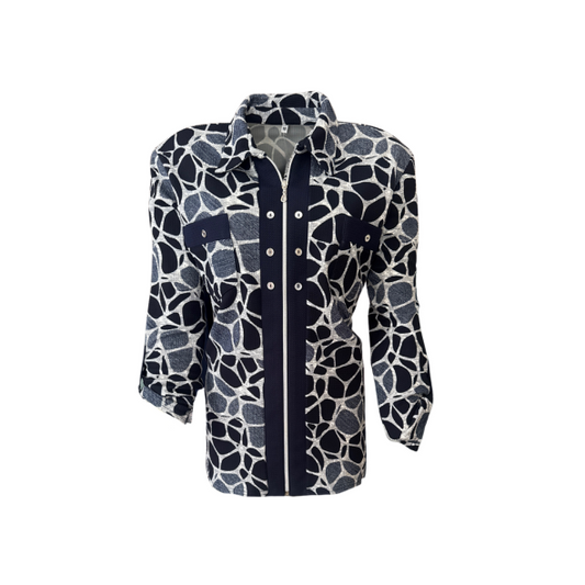 Sportief vestjasje met rits, kraag en borstzakjes met biesdetail. Lange mouwen oprolbaar tot 3/4 met gespje en zilverknopje. Verkrijgbaar in diverse kleuren bij Marijke Mode."