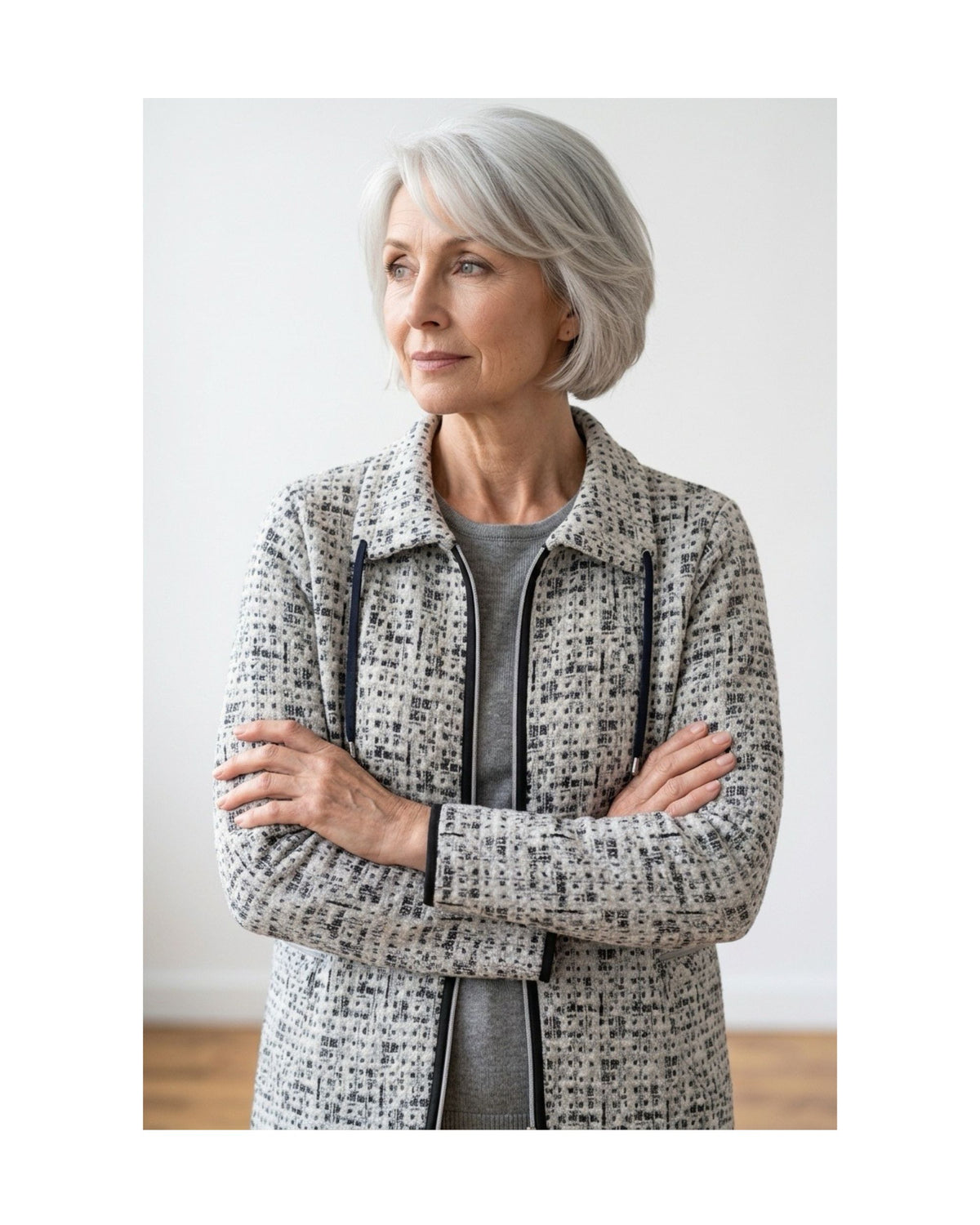 Sportief dames vestjasje met kraag, rits, zakken en veterdetail. Comfortabele stretchkwaliteit, recht model en verkrijgbaar in diverse kleuren.