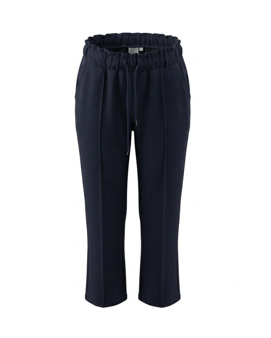 Basic pantalon van zachte travelkwaliteit met elastische band en trekkoord, verkrijgbaar bij Marijke Mode.