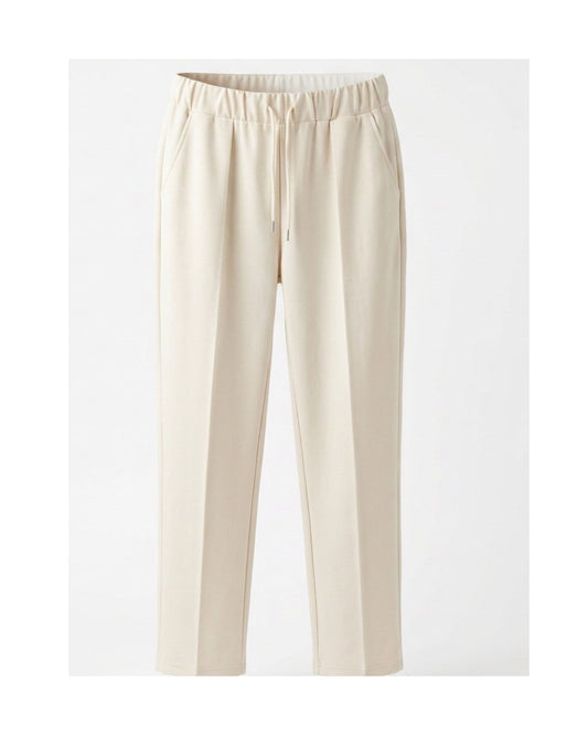Basic pantalon van zachte travelkwaliteit met elastische band en trekkoord, verkrijgbaar bij Marijke Mode.