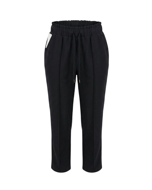 Basic pantalon van zachte travelkwaliteit met elastische band en trekkoord, verkrijgbaar bij Marijke Mode.
