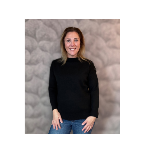 Sportieve uni kleur turtleneck trui met schoudersierknopen – one size – viscose – 60 cm ruglengte – Marijke Mode.”
