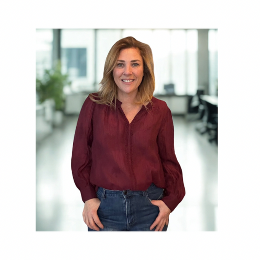 Bordeauxrode tuniek blouse met V-hals en lange mouwen van Marijke Mode