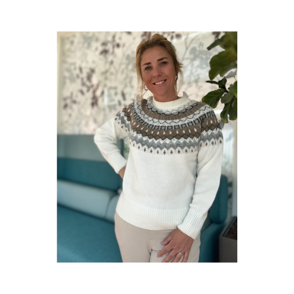 MXO colltrui in de kleuren off white met beige. gecombineerd met lange mouwen verkocht door marijke mode. moderne mode voor ouderen.