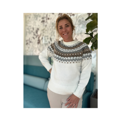 MXO colltrui in de kleuren off white met beige. gecombineerd met lange mouwen verkocht door marijke mode. moderne mode voor ouderen.