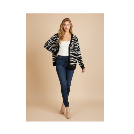 Soepel vest met knopen en V-hals in dierenprint – Marijke Mode