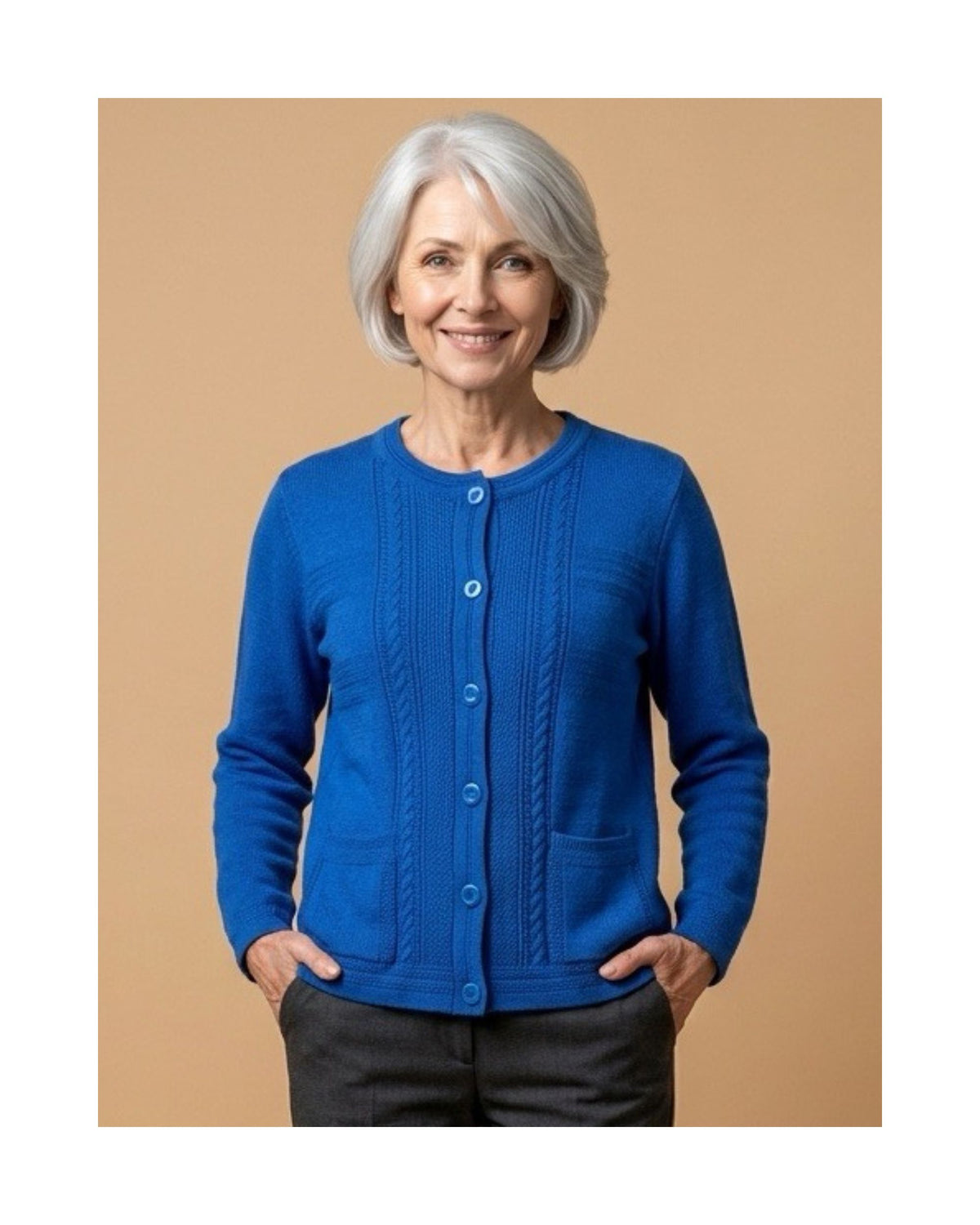 Warm gebreid damesvest met knopen, zakjes, ronde hals en fijn kabeldetail aan de voorzijde – Marijke Mode