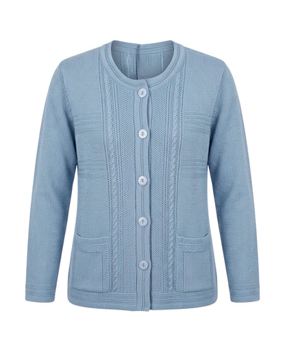 Warm gebreid damesvest met fijn kabeldetail, knopen en zakjes. Gemaakt van katoen en acryl, comfortabel en iets ruimer vallend. Shop bij Marijke Mode