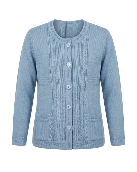 Warm gebreid damesvest met fijn kabeldetail, knopen en zakjes. Gemaakt van katoen en acryl, comfortabel en iets ruimer vallend. Shop bij Marijke Mode