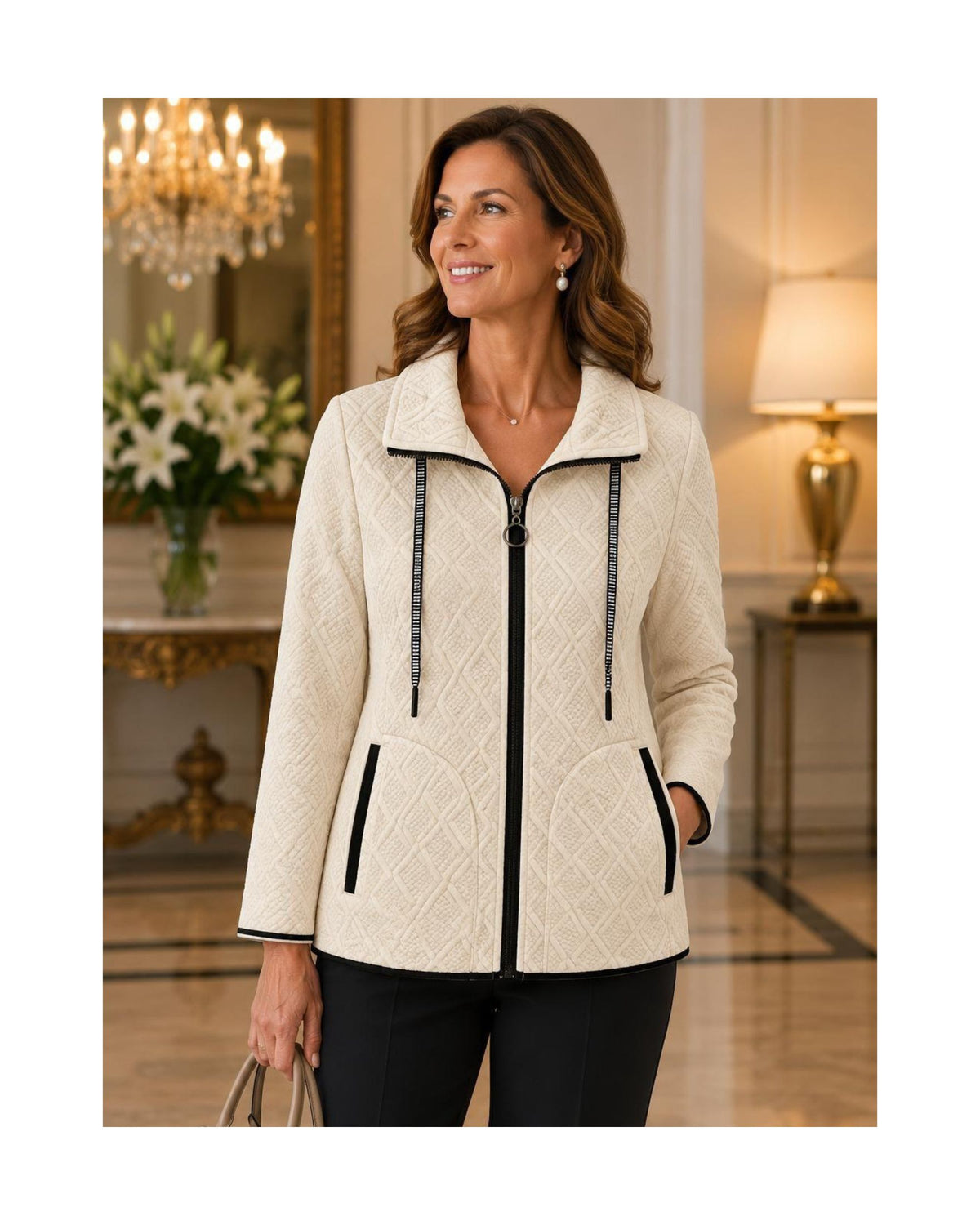 Sportief dames vestjasje met kraag, rits, zakken en veterdetail. Comfortabele stretchkwaliteit, recht model en verkrijgbaar in diverse kleuren.