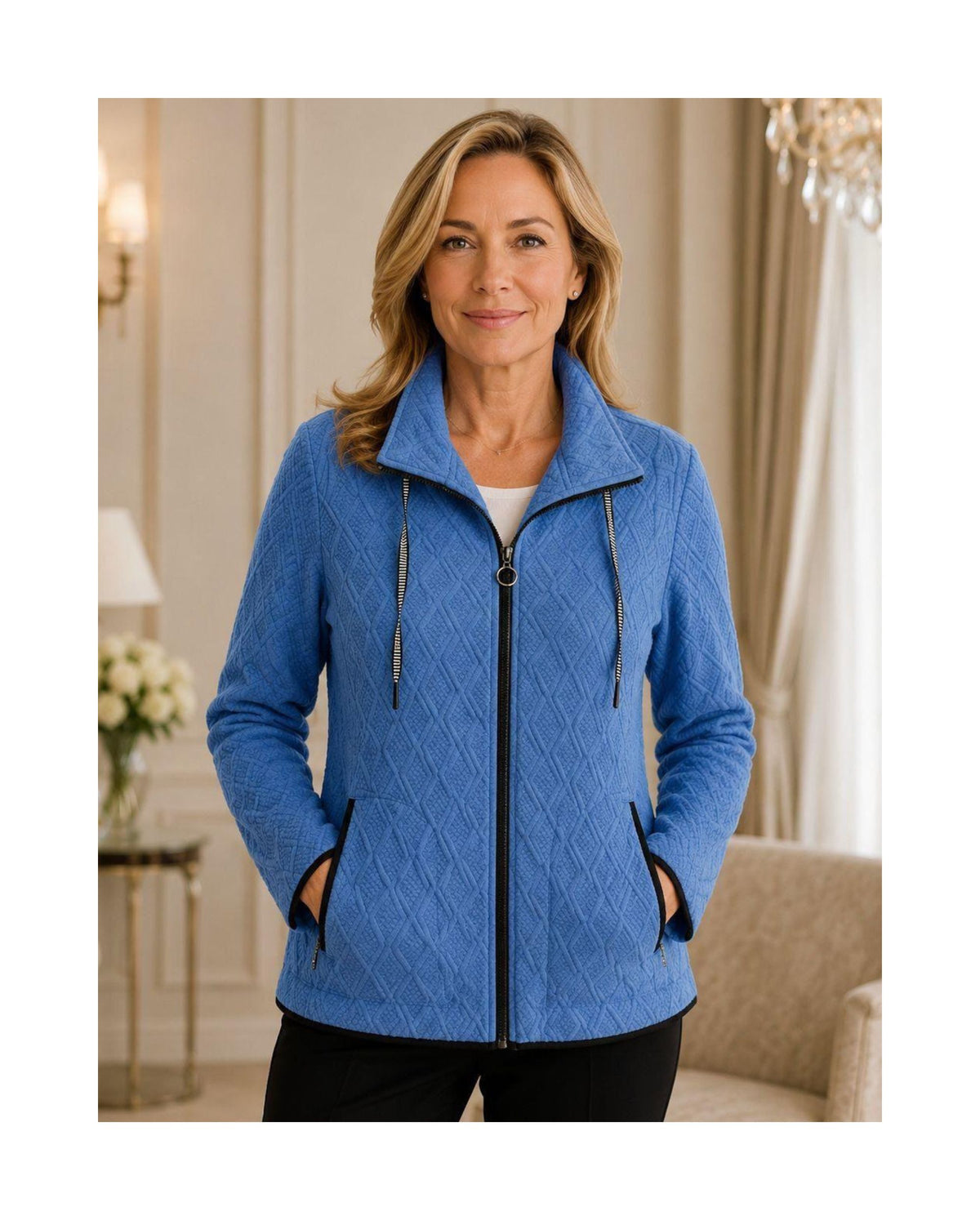 Sportief dames vestjasje met kraag, rits, zakken en veterdetail. Comfortabele stretchkwaliteit, recht model en verkrijgbaar in diverse kleuren.