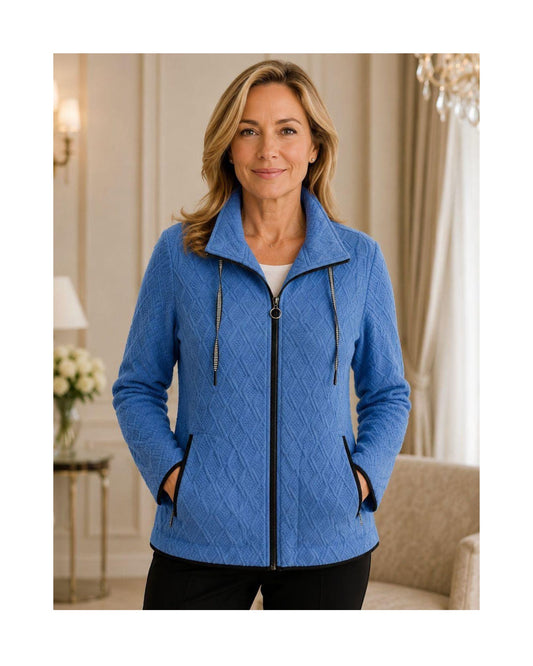 Sportief dames vestjasje met kraag, rits, zakken en veterdetail. Comfortabele stretchkwaliteit, recht model en verkrijgbaar in diverse kleuren.