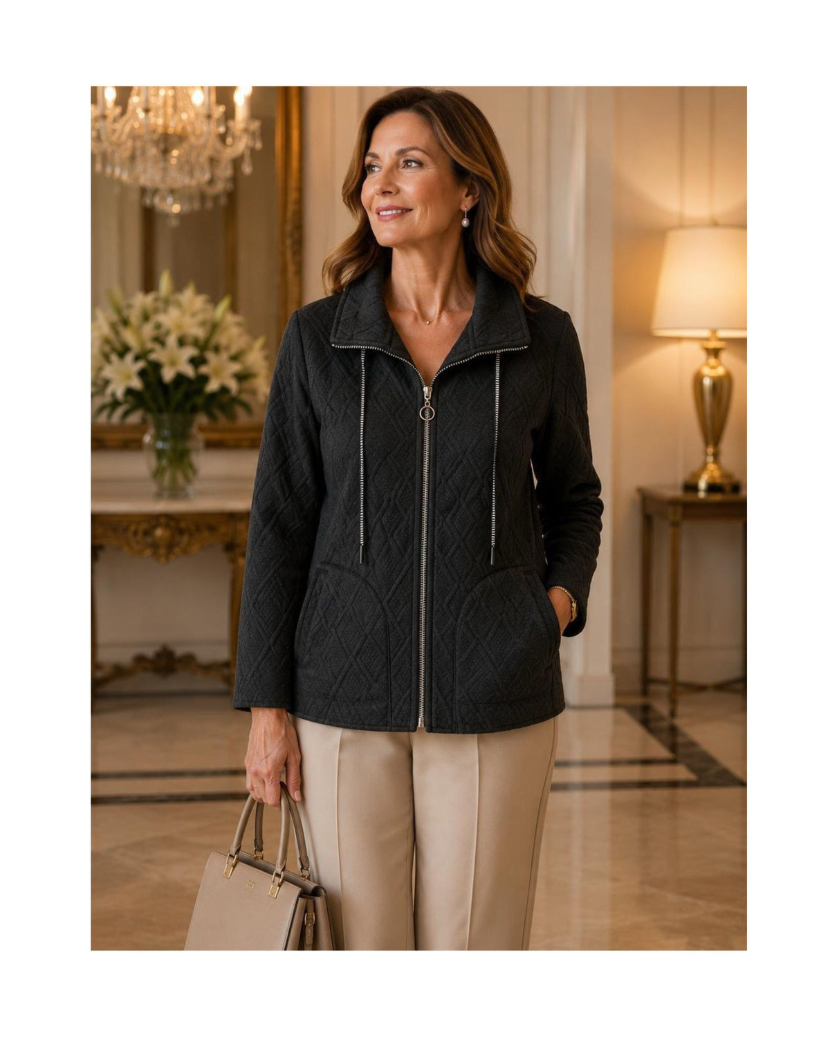 Sportief dames vestjasje met kraag, rits, zakken en veterdetail. Comfortabele stretchkwaliteit, recht model en verkrijgbaar in diverse kleuren.