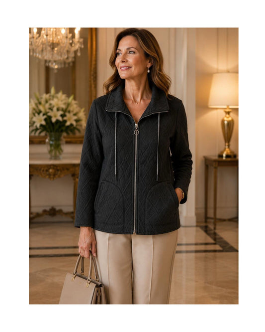 Sportief dames vestjasje met kraag, rits, zakken en veterdetail. Comfortabele stretchkwaliteit, recht model en verkrijgbaar in diverse kleuren.