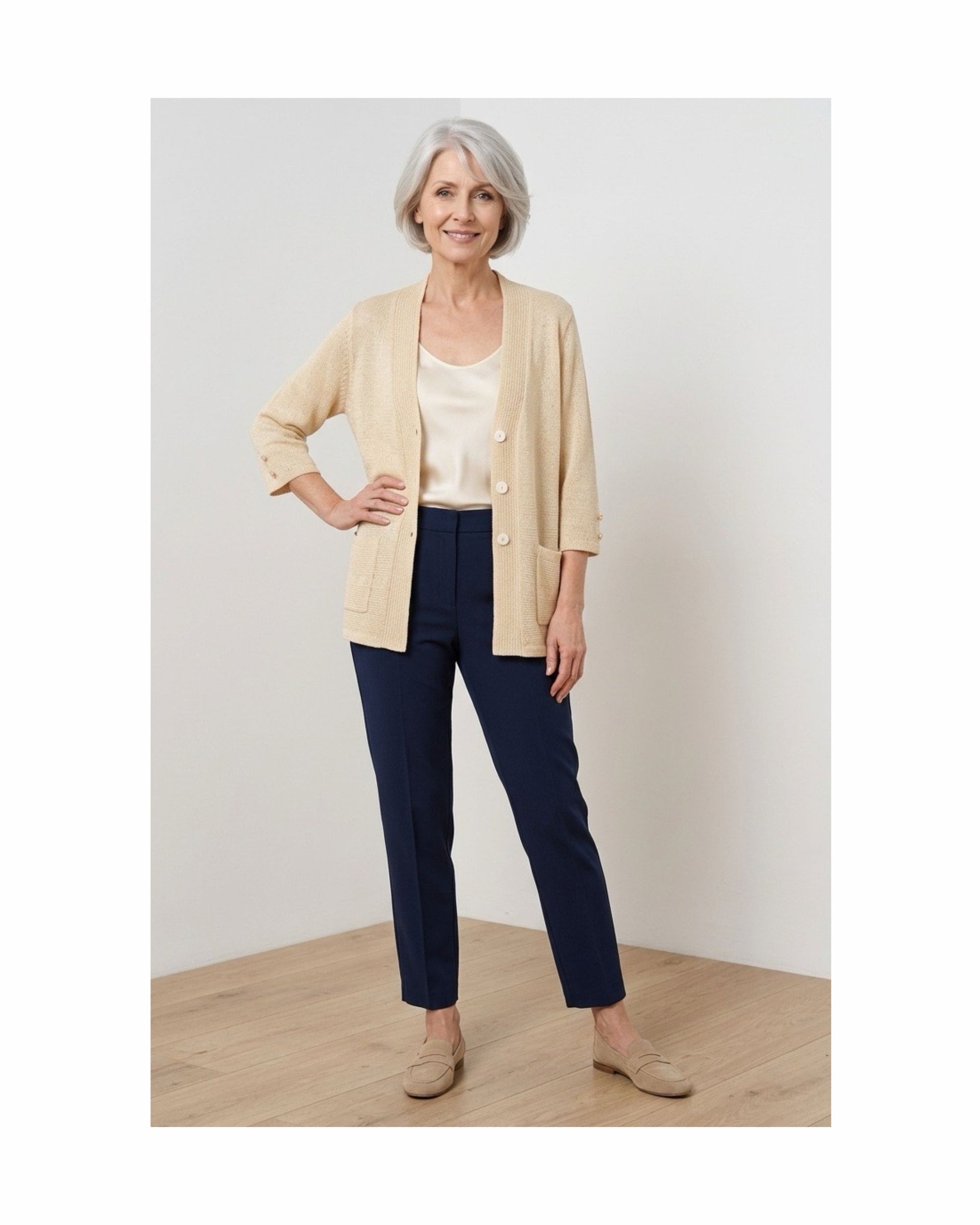 klassiek dames vest met v hals en zakjes en knopen. verkocht door Marijke Mode