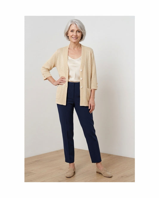 klassiek dames vest met v hals en zakjes en knopen. verkocht door Marijke Mode