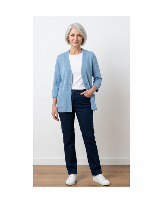 klassiek dames vest met v hals en zakjes en knopen. verkocht door Marijke Mode