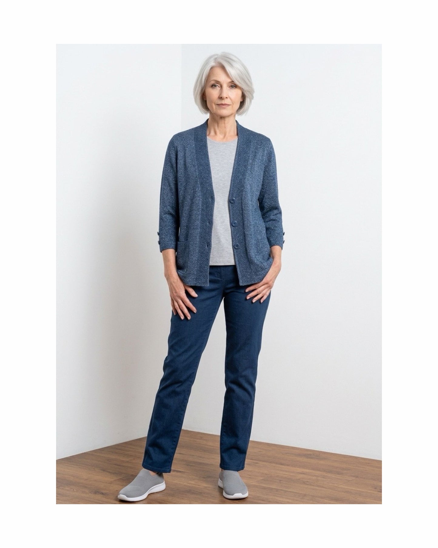 klassiek dames vest met v hals en zakjes en knopen. verkocht door Marijke Mode