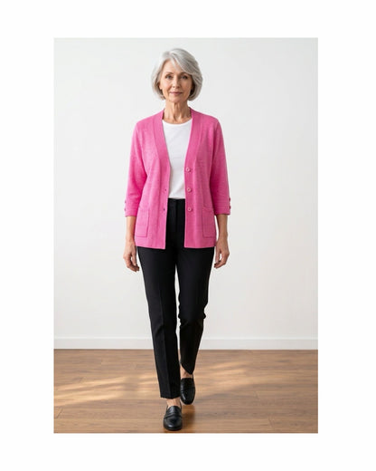 klassiek dames vest met v hals en zakjes en knopen. verkocht door Marijke Mode