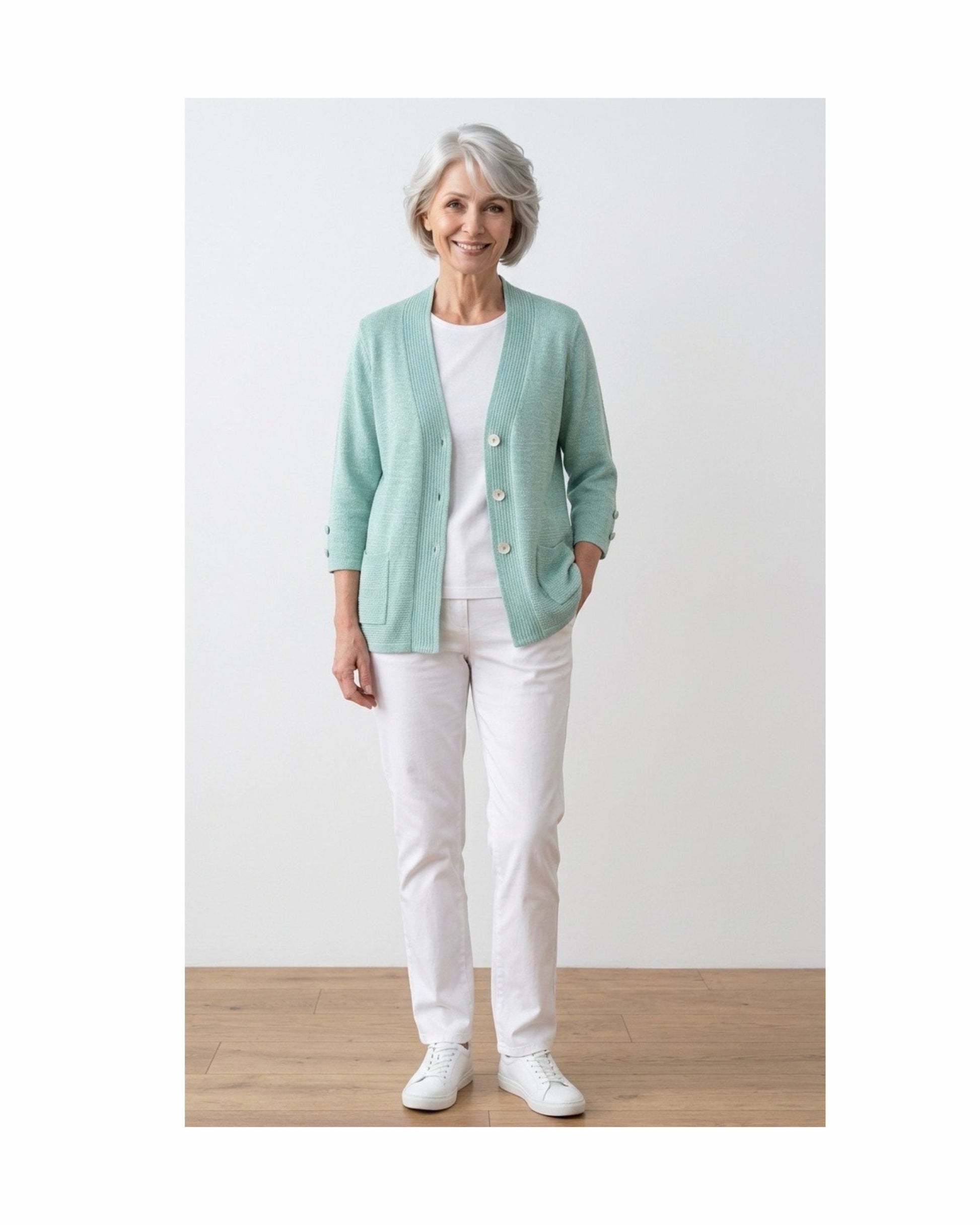 klassiek dames vest met v hals en zakjes en knopen. verkocht door Marijke Mode