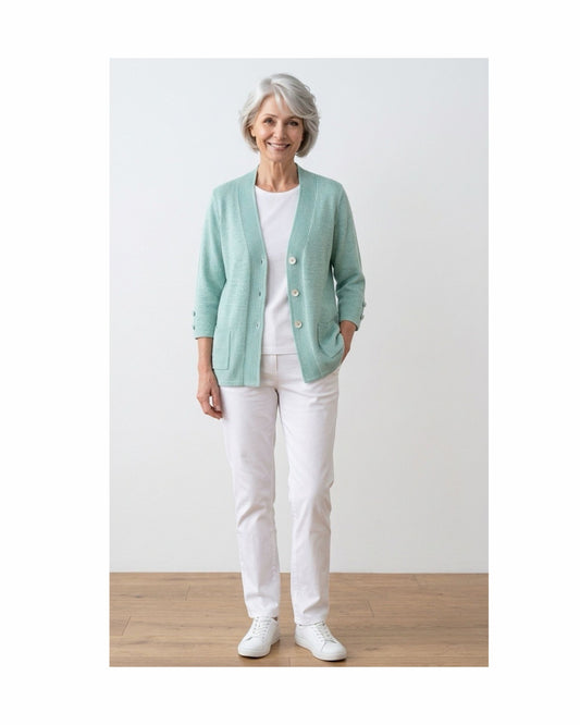 klassiek dames vest met v hals en zakjes en knopen. verkocht door Marijke Mode