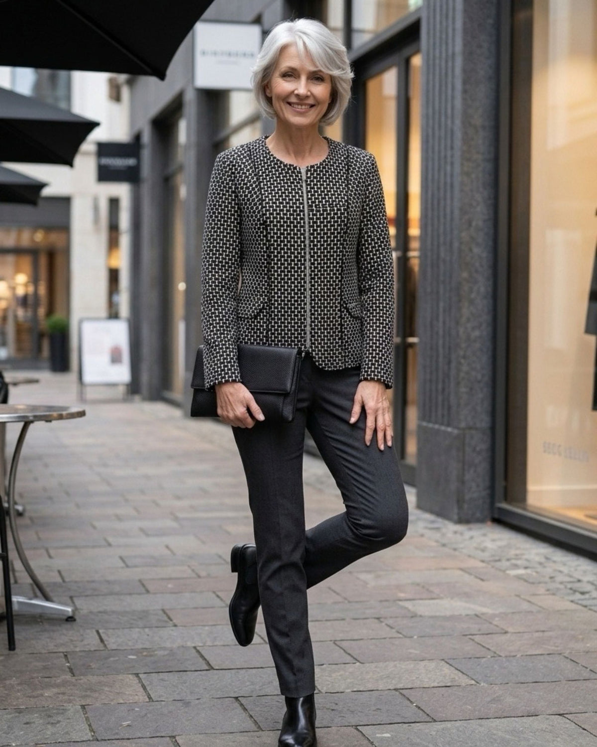 Marijke Mode vestjasje blazer met zwart-wit blokjespatroon, ronde hals, ritssluiting en zakjes aan de voorkant, verkrijgbaar bij Marijke Mode.