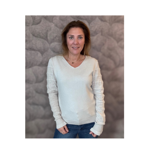 Zachte viscose V-hals trui in bourgondisch rood met broderie mouw – damestrui ruglengte 60 cm – Marijke Mode