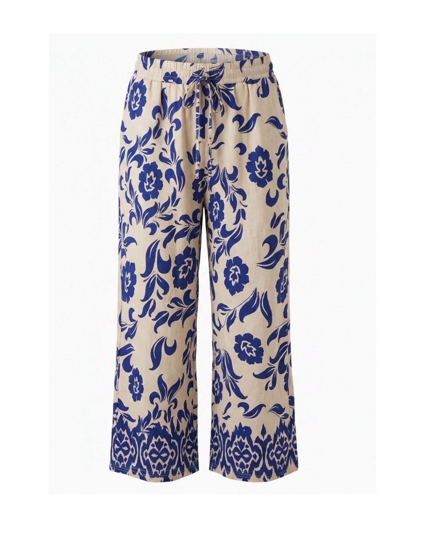 Luchtige bloemenprintbroek met elastische tailleband, sierkoord en steekzakken. Een comfortabele zomerbroek, verkrijgbaar in verschillende kleuren.