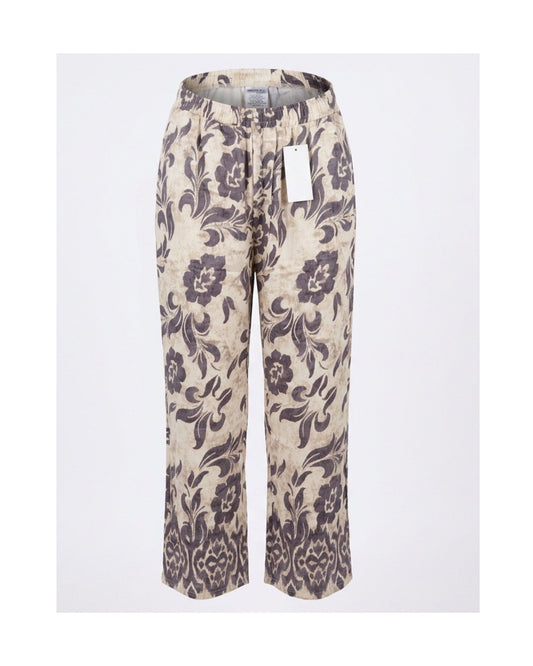 Luchtige bloemenprintbroek met elastische tailleband, sierkoord en steekzakken. Een comfortabele zomerbroek, verkrijgbaar in verschillende kleuren.