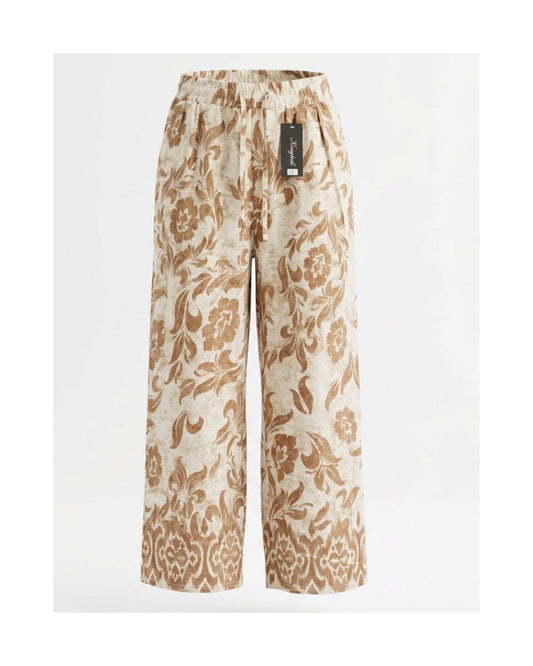Zomerse bloemenprintbroek met elastische tailleband en steekzakken, verkrijgbaar bij Marijke Mode.
