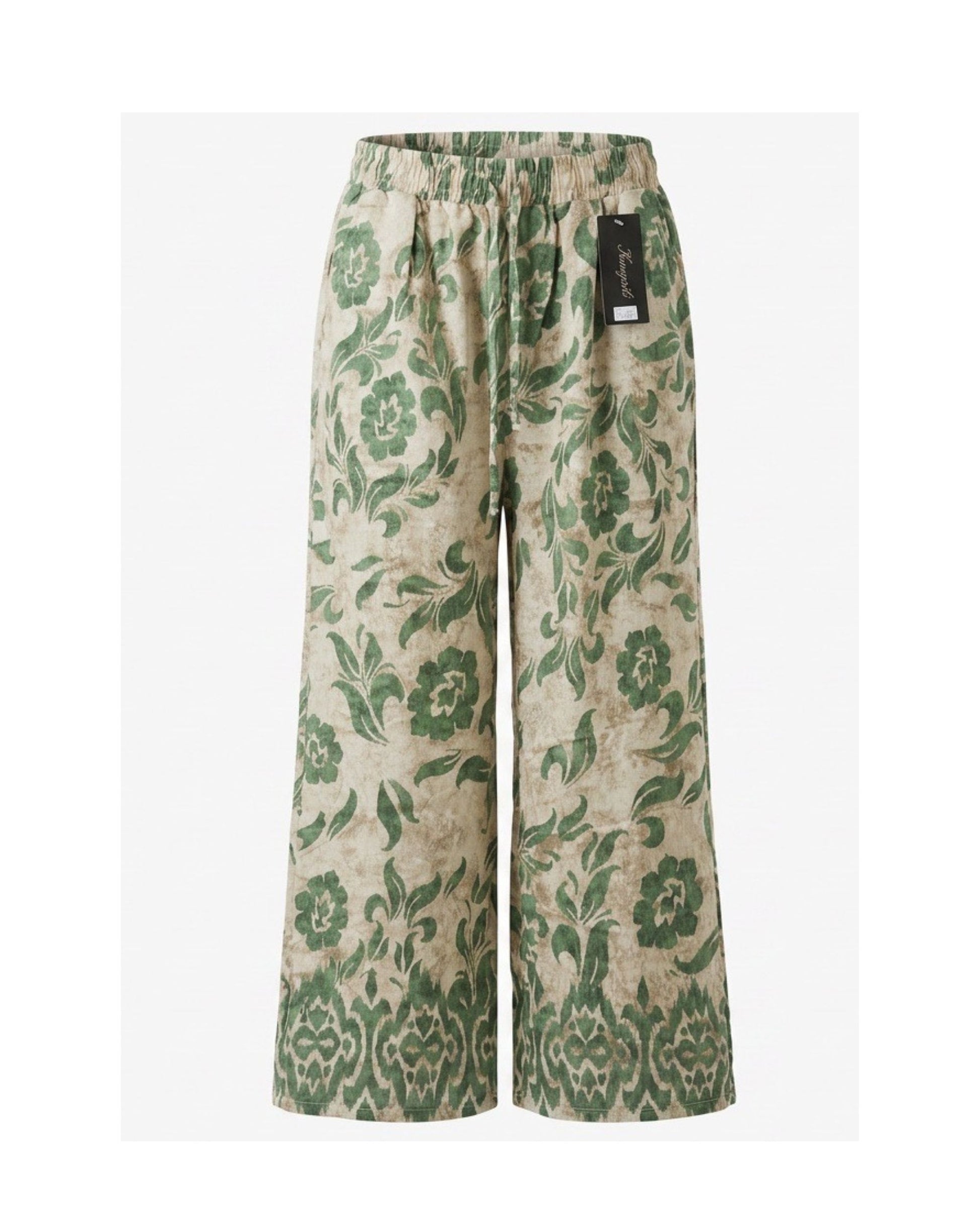 Zomerse bloemenprintbroek met elastische tailleband en steekzakken, verkrijgbaar bij Marijke Mode.