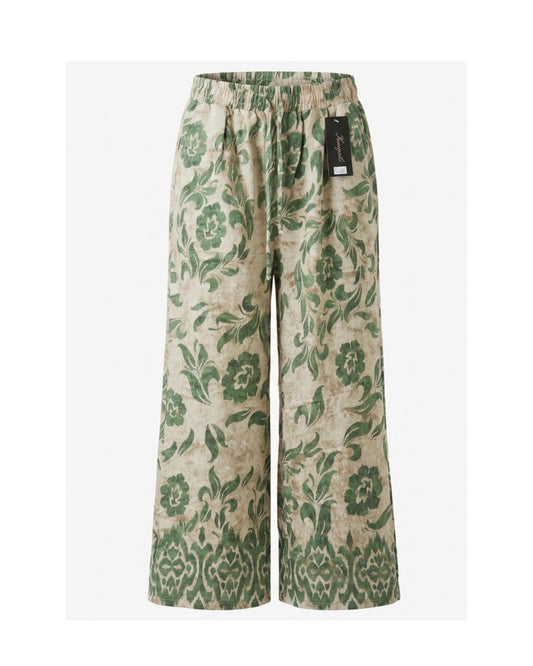 Zomerse bloemenprintbroek met elastische tailleband en steekzakken, verkrijgbaar bij Marijke Mode.