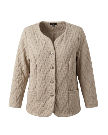Zandkleurig dames vestjasje met veermotief, goudkleurige sierknopen en zakken, verkrijgbaar bij Marijke Mode
