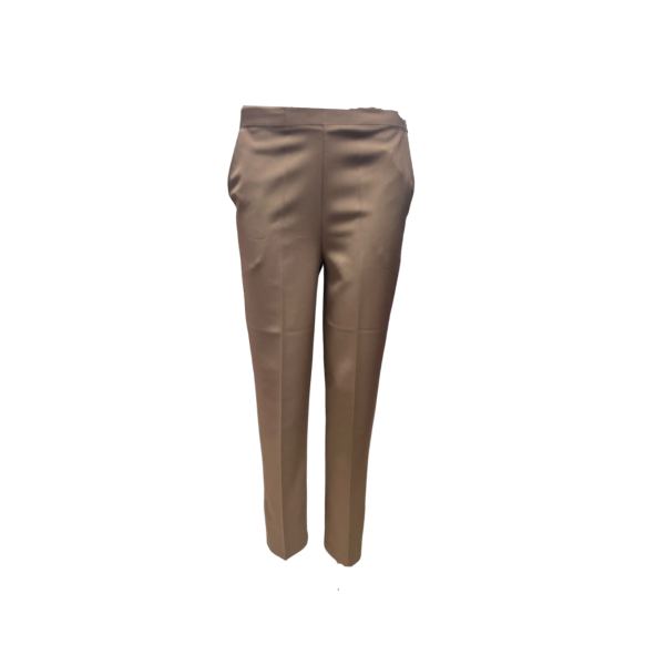 Dames pantalon in korte lengtemaat met een elastieke band. Broek voor ouderen met goed draagcomfort. K-maat. Marijke Mode is gespecialiseerd in mode voor ouderen. Betaalbare senioren mode. Winkel dames mode in Den Haag. Moderne 50 plus, 60 plus, 70 plus vrouw. Sensia fashion, Marinello, Setter, gabriella K.