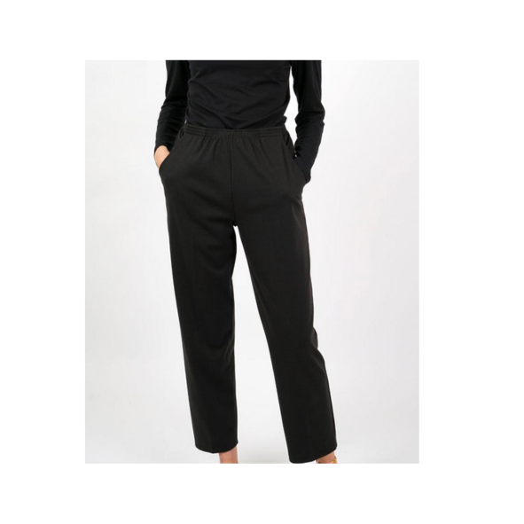 Klassieke dames broek met elastiek in de taille. pantalon met elastiek in de taille in korte lengtemaat. Marijke Mode biedt betaalbare senioren damesmode Den Haag. Mode voor Ouderen Seniorenmode