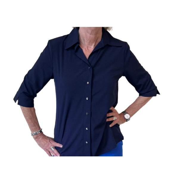 een blouse van viscose. blouse met knopen. klassieke blouse voor ouderen. verkocht door Marijke Mode Den haag. Moderne mode voor ouderen dames