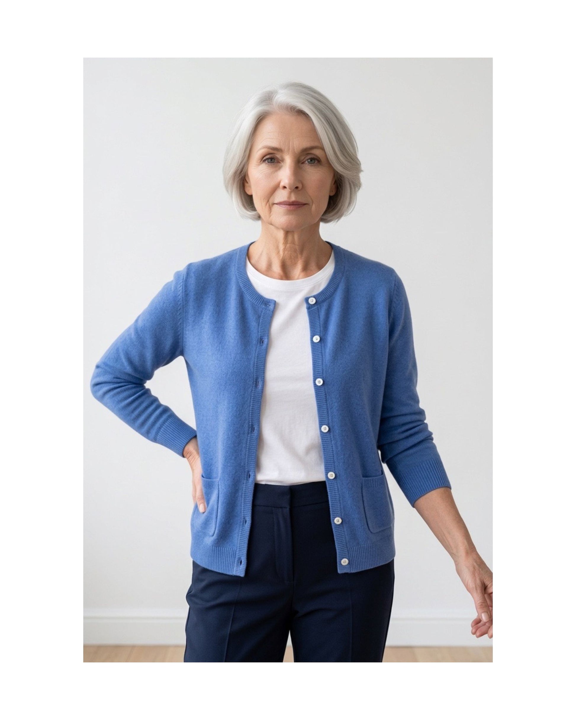 Cashmere Feeling kort vest met ronde hals, knopen en zakken in superzachte kwaliteit, verkrijgbaar bij Marijke Mode.