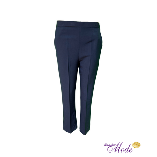 Dames pantalon in korte lengtemaat met een elastieke band. Broek voor ouderen met goed draagcomfort. K-maat. Marijke Mode is gespecialiseerd in mode voor ouderen. Betaalbare senioren mode. Winkel dames mode in Den Haag. Moderne 50 plus, 60 plus, 70 plus vrouw. Sensia fashion, Marinello, Setter, gabriella K.